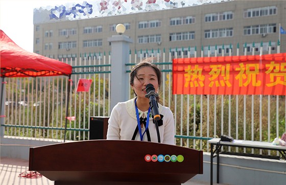 欣灵工会主席胡伊佳女士宣布运动会开始