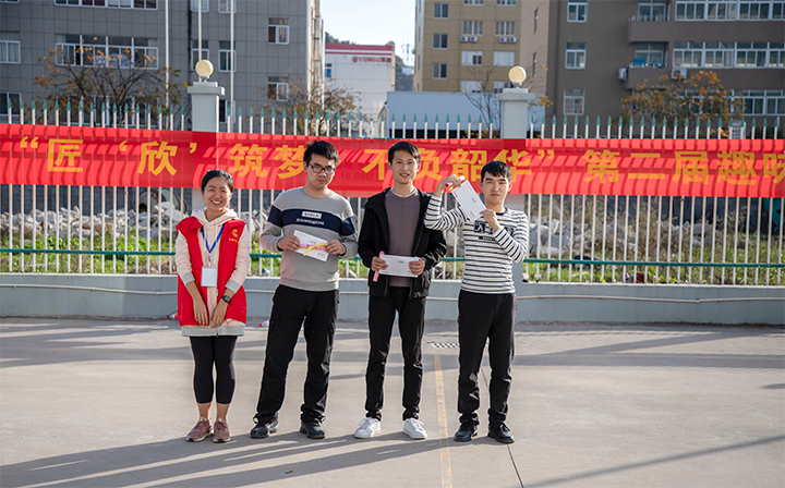 工会主席胡伊佳（左一）为五人六足获奖队伍颁奖