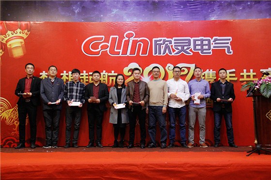 执行董事胡志林与先进管理者合影