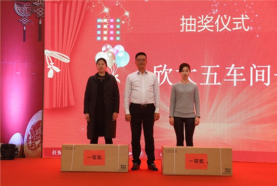 执行董事胡志林先生为一等奖获得者颁奖