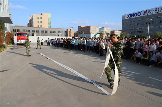 消防员同志演示使用消防栓