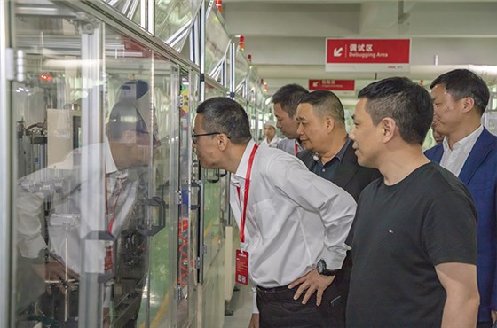 徐海严副市长参观生产设备