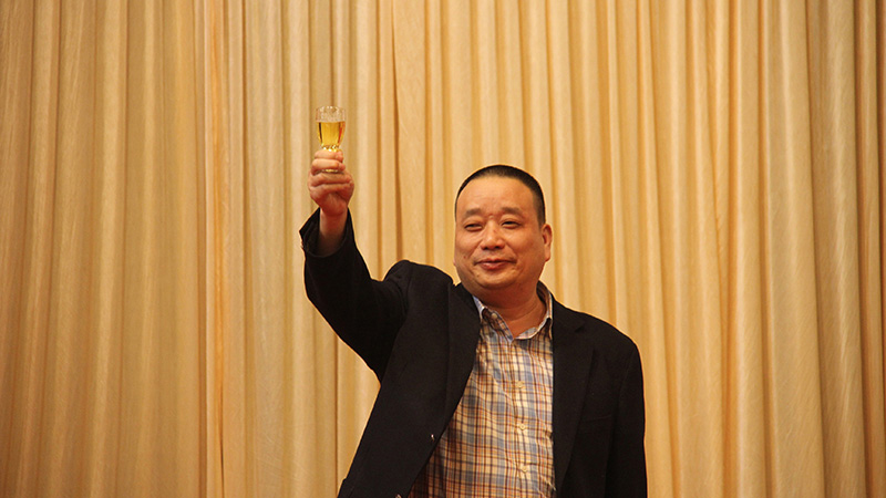 董事长胡志兴举杯祝酒