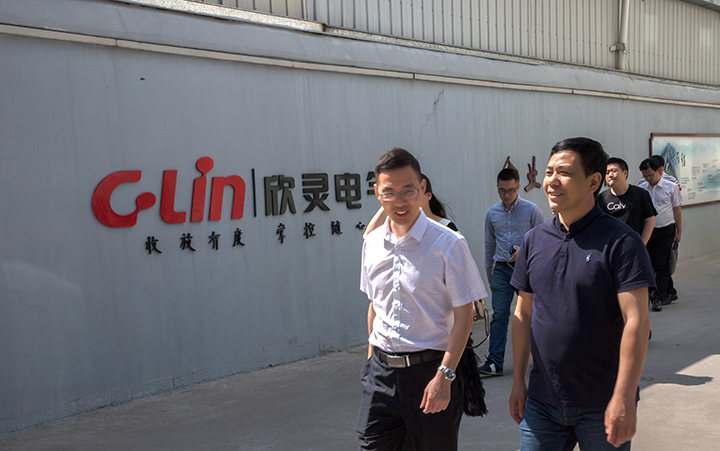 温州市委政研室副主任王晓春（左一）一行莅临欣灵电气调研指导